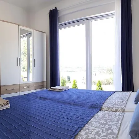- Luxury With Swimming Pool Vila *