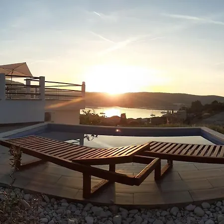 - Luxury With Swimming Pool Vis