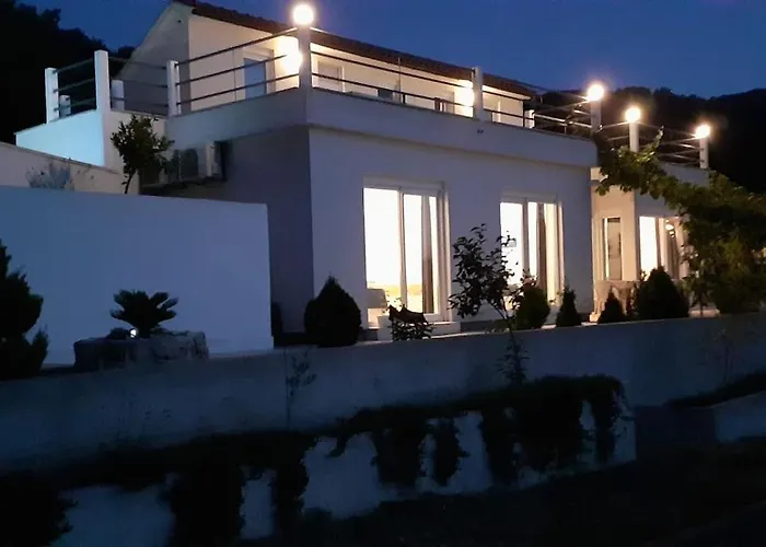 Villa - Luxury With Swimming Pool Vis